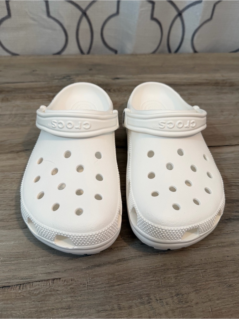 CROCS Classic Clog in White Size M6/W8